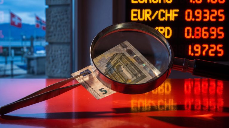 Euro banknote under a magnifying loupe beside an EUR/CHF 0.9325 board, illustrating euro net short positioning analysis