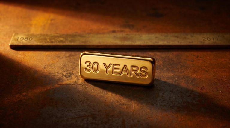 Gold bar stamped with '30 YEARS' illustrating worst-case investment recovery time for gold buyers since 1980