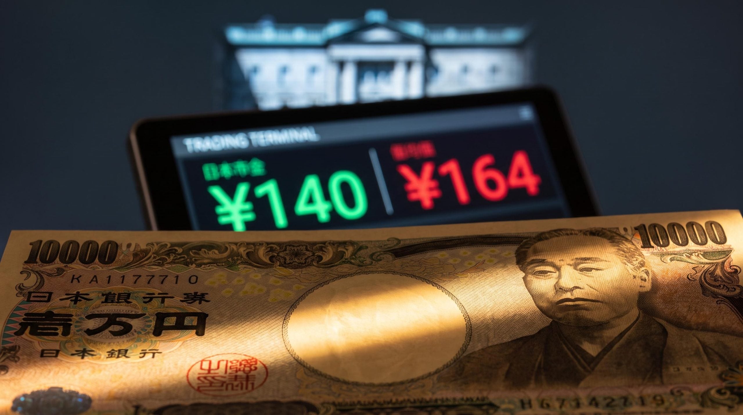 Japanese yen banknote under analytical light with ¥140 vs ¥164 institutional forecasts on a trading screen