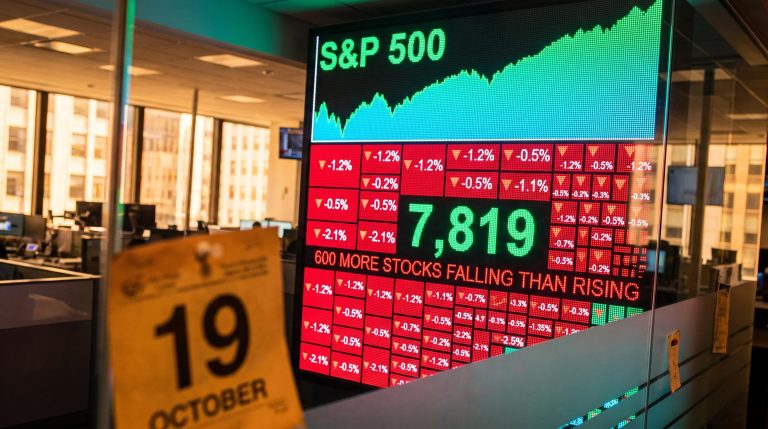 Trading screen showing S&P 500 rally above falling stocks, reflecting Jim Welsh market outlook on a narrow rebound