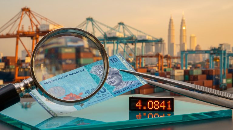 Magnifying loupe over a Malaysian ringgit note with a 4.0841 ticker and port cranes behind, illustrating the ringgit outlook