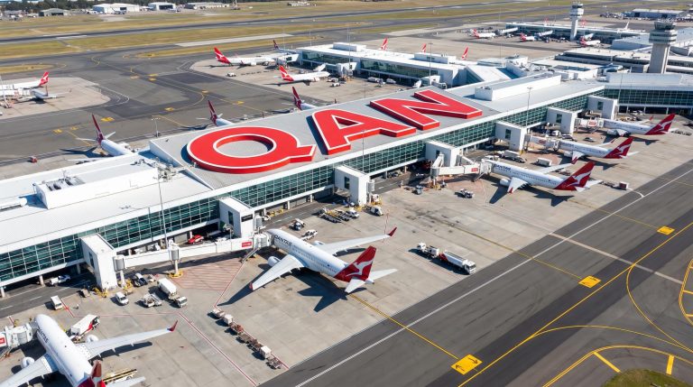Qantas Cuts 5% Domestic Capacity to Shield Margins as Fuel Costs Spike